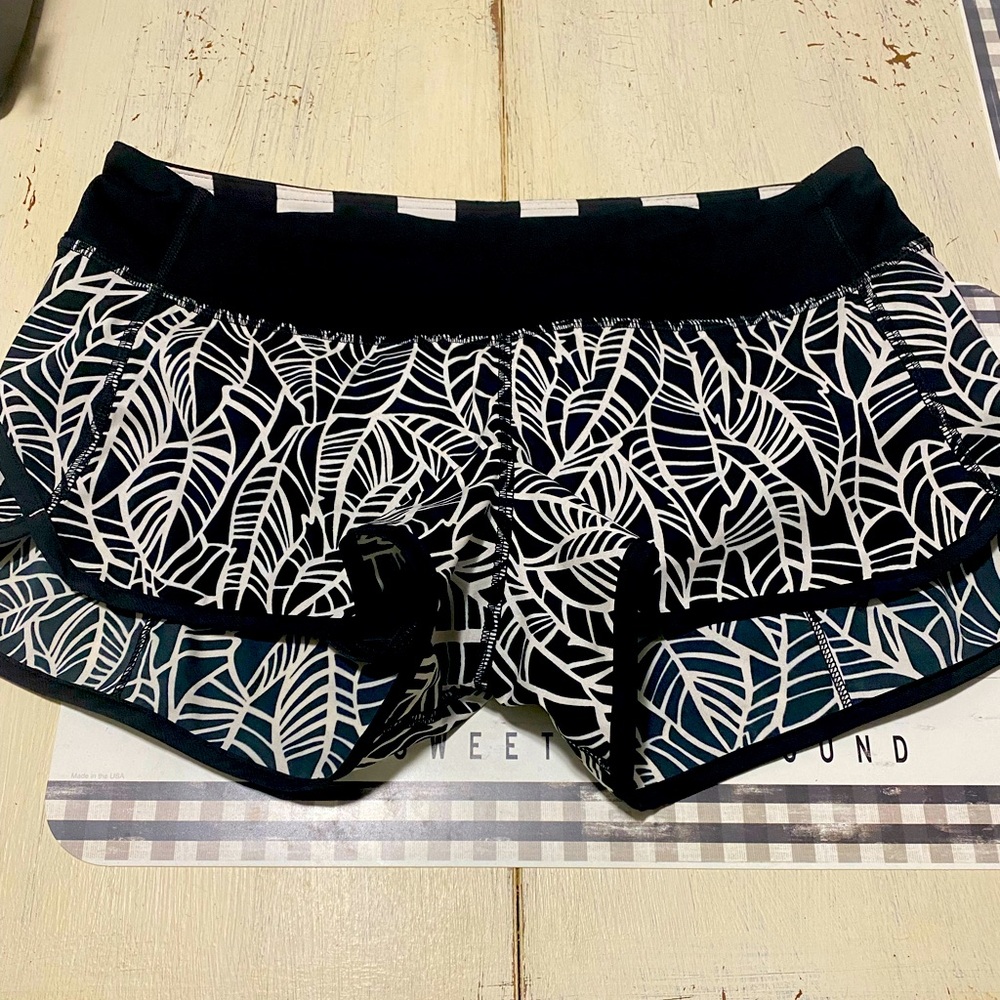 Lululemon shorts size 6 EUC